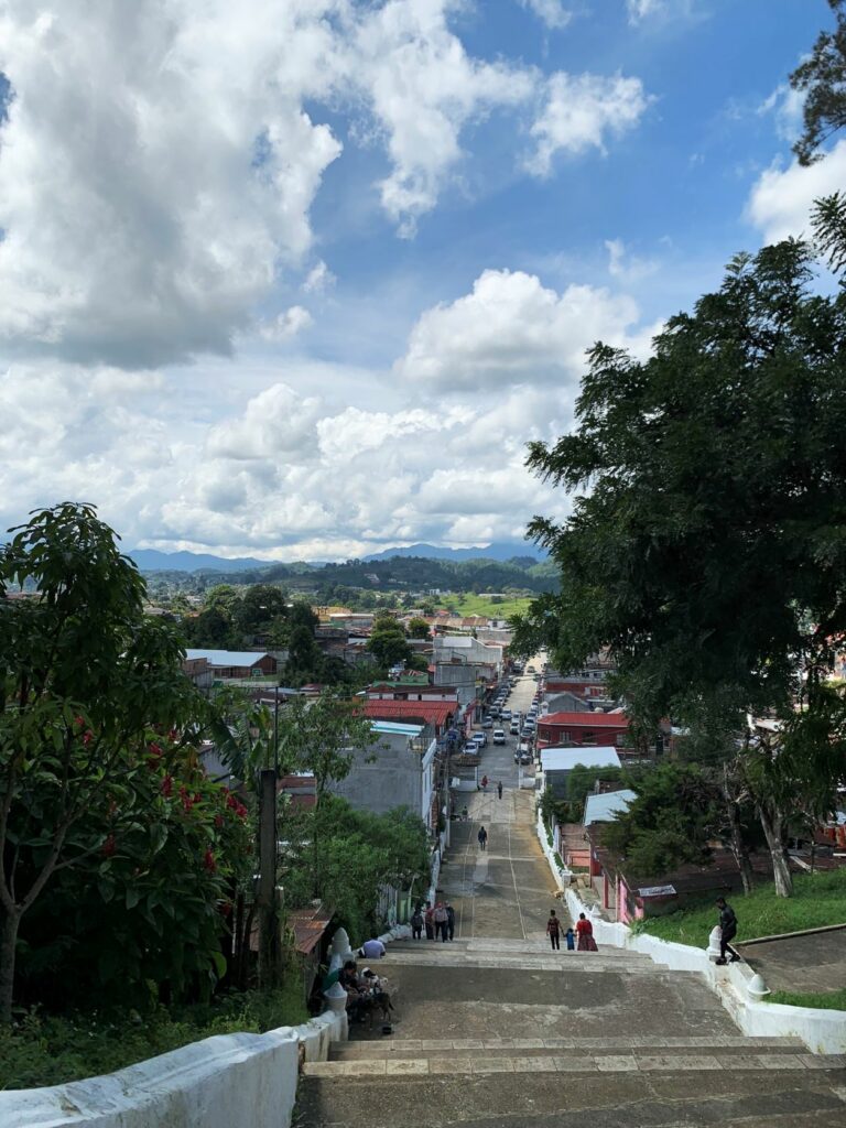 Vue en hauteur de Coban au Guatemala