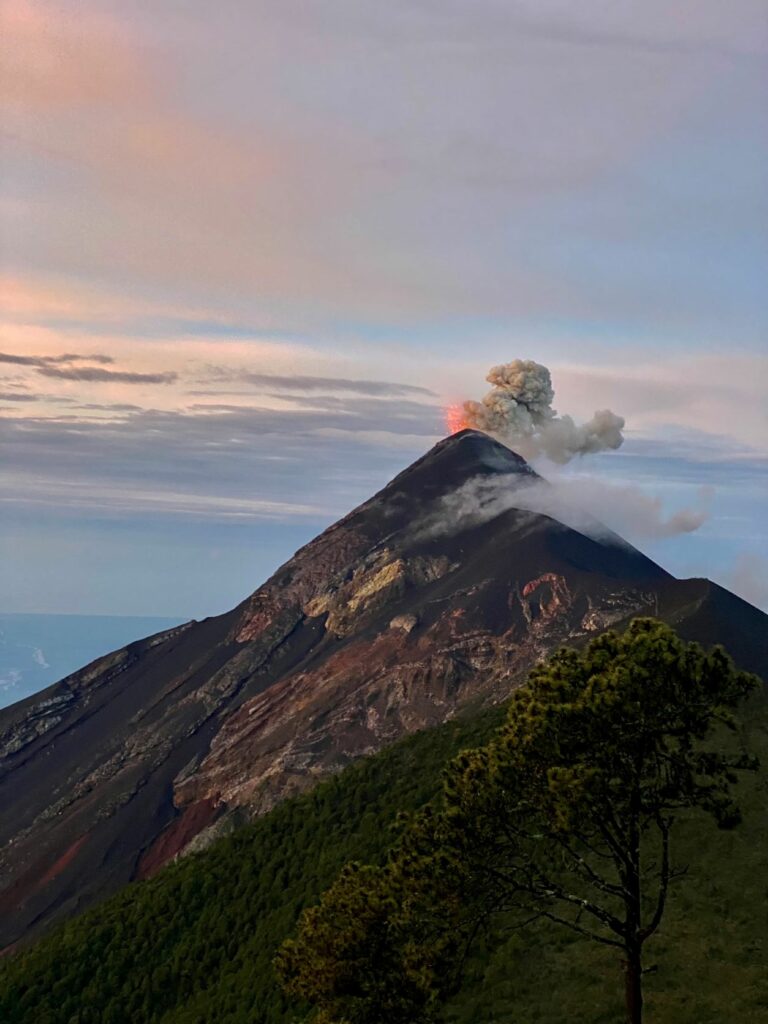 Volcan Fuego en éruption