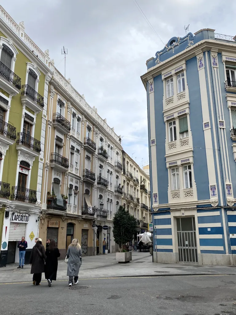 Immeuble coloré dans le quartier de Rusafa à Valencia