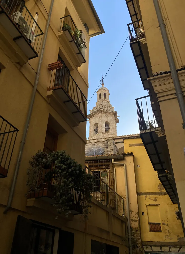 Ruelle du centre de Valencia avec vue sur cathédrale
